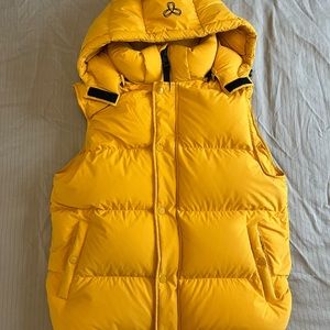 Aritzia Tna Super Puff Down Vest 